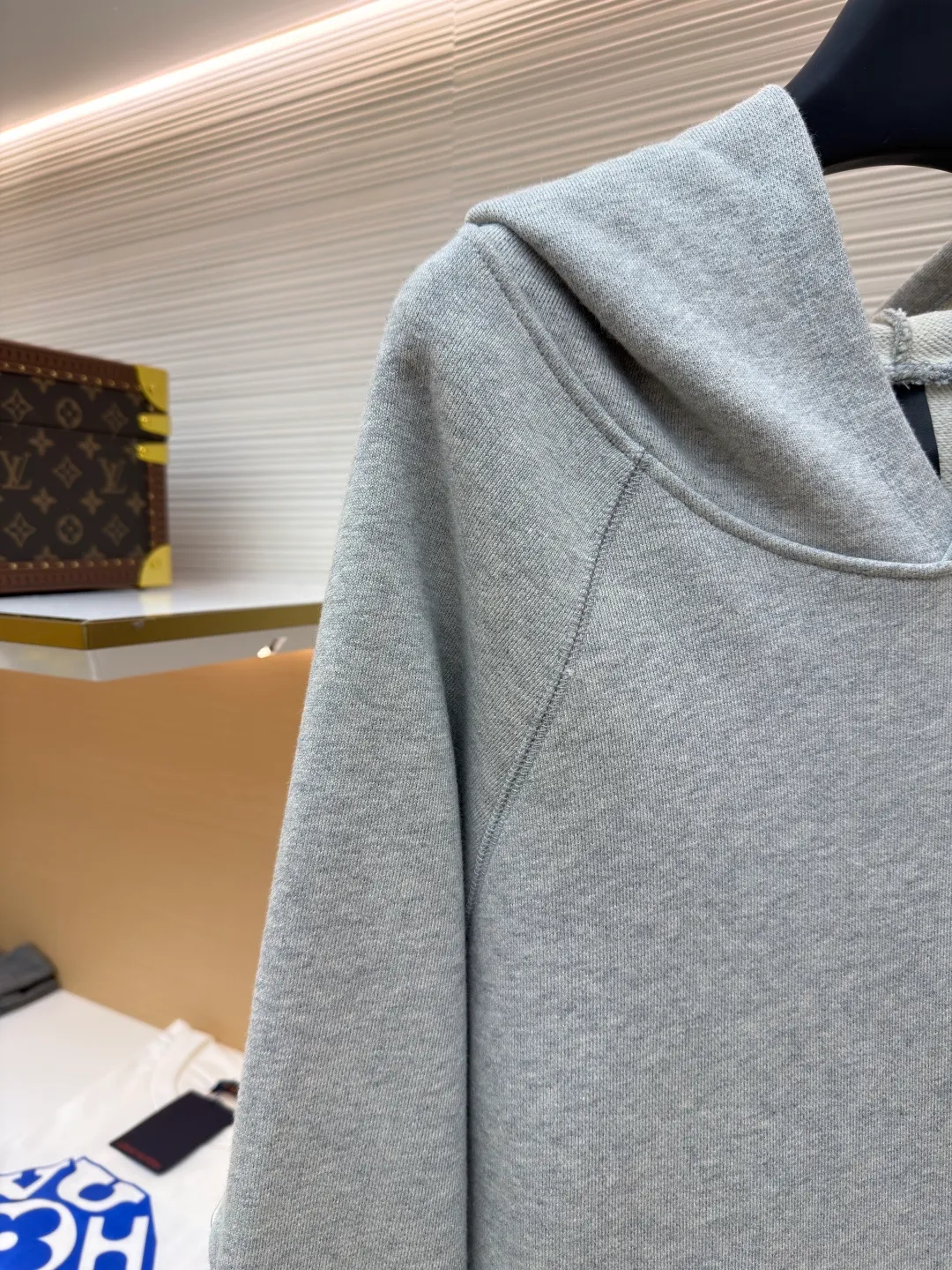 P490 Chrome Hearts logo hooded sweatshirt ●Original version: Purchased and developed by 15998 ●Item number: 1682025-B15 ●Fabric: Interwoven air cotton fabric ●Technology: Patch embroidery production ●Color: Gray ●Version: Loose fit ●Weight: about 920 grams ●Size: S-M-L-XL ●Description: Customized heavy fortress interwoven air cotton, full of texture, thick and solid, based on high-end soot tone With a sense of beauty that coexists with vicissitudes of life and elegance, the CHRO heart cross appliqué decoration on the chest becomes the ultimate interpretation of the dark Gothic style. The CH Gothic font is the finishing touch on the back page, letting the totem become your spiritual thorn. The logo iron plate sways slightly with the swing of the body, adding a sense of movement and vitality. It is unobtrusive but has an indescribable aura. It interprets the perfect blend of retro and luxury, using imported machine appliqué technology. Using advanced computer control systems and precision mechanical components, the Chrome Hearts logo appliqué embroidery operation is realized, showing an embroidery effect with both clarity and three-dimensionality. The fabrics have been washed, have a better hand feel, are not easy to deform, are not easy to shrink, are not easy to fade, and maintain long-term beauty. The overall wiring is straight and delicate, the fabric is comfortable and soft, and the color is consistent without color difference. It can be matched with the same style to create a fashionable look and control various occasions. Customized accessories, complete with three standards, same style for men and women!